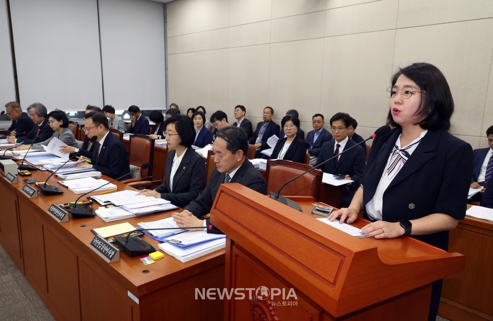 용혜인 기본소득당 의원이 지난16일 오전 서울 여의도 국회에서 열린 보건복지위원회 전체회의에서 아동수당법 일부개정법률안 관련 제안설명을 하고 있다.ⓒ뉴시스