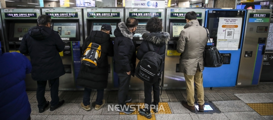 서울역에 설치된 승차권 발매기에서 시민들이 승차권을 구매하고 있는 모습.ⓒ뉴시스