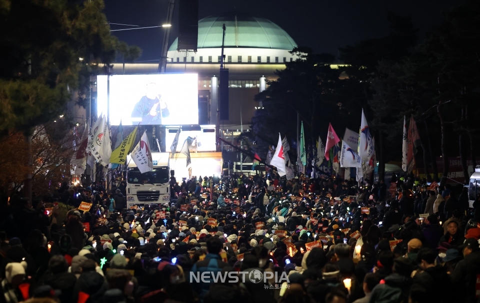 9일 서울 여의도 국회 앞에서 시민들이 윤석열 대통령 탄핵을 촉구하고 있다.ⓒ뉴시스