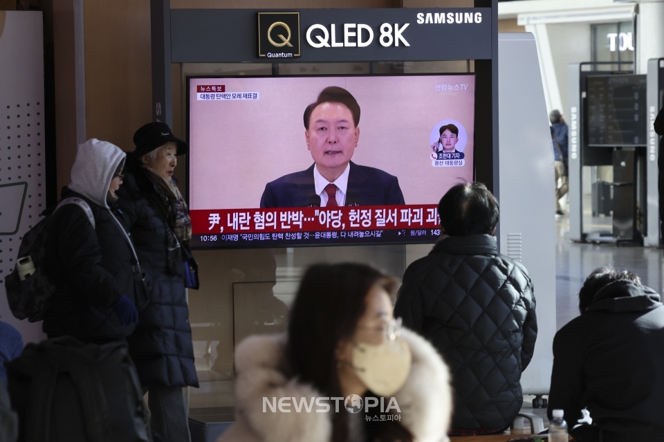 윤석열 대통령이 대국민담화를 발표한 12일 오전 서울 중구 서울역 대합실 TV화면에 관련 뉴스가 나오고 있다.ⓒ뉴시스